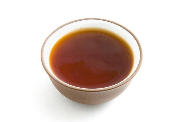 Šestnáctiletý Puerh s vůní kafrového dřeva - nálev